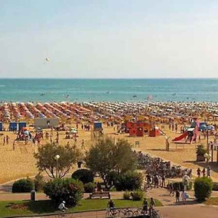 Flat With Shared Pool And Private Garden 3* Bibione